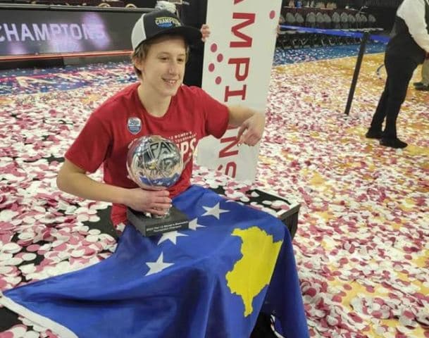 Basketbollistja nga Kosova fiton kampionatin e kolegjeve në SHBA (FOTO)