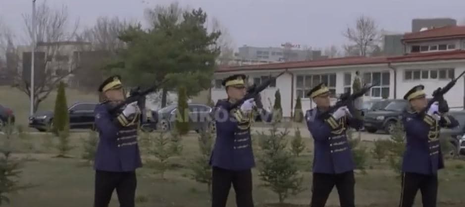 Ushtarët nderojnë familjen Jashari në 25-vjetorin e Epopesë së UÇK-së (VIDEO)