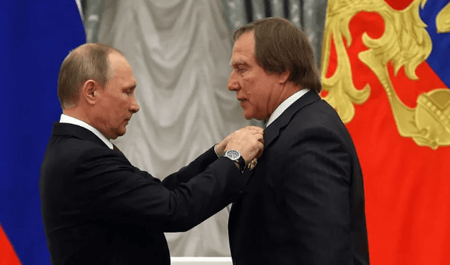 Katër banikerë në Zvicër dënohen për dhënien e ndihmës një mikut të Putinit