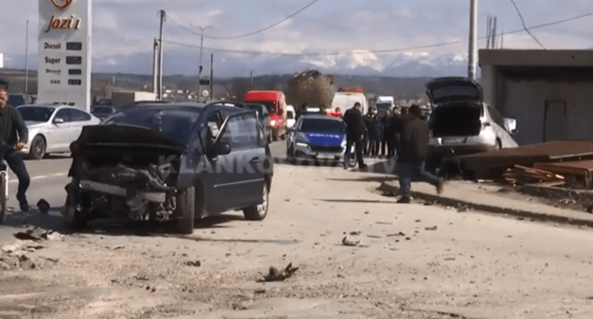 Këmbësoret goditen nga vetura derisa po prisnin autobusin në stacion (VIDEO)
