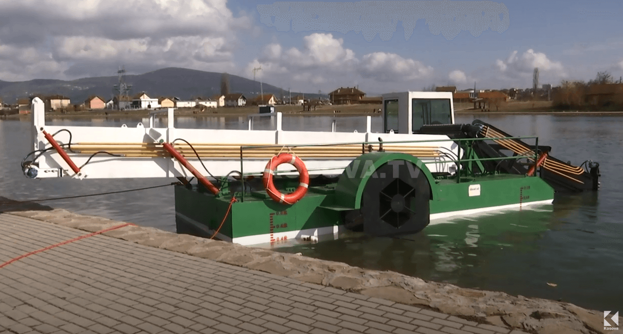 Afër 100 mijë euro kushtoi anija për pastrimin e liqenit në Mitrovicë të Jugut (VIDEO)