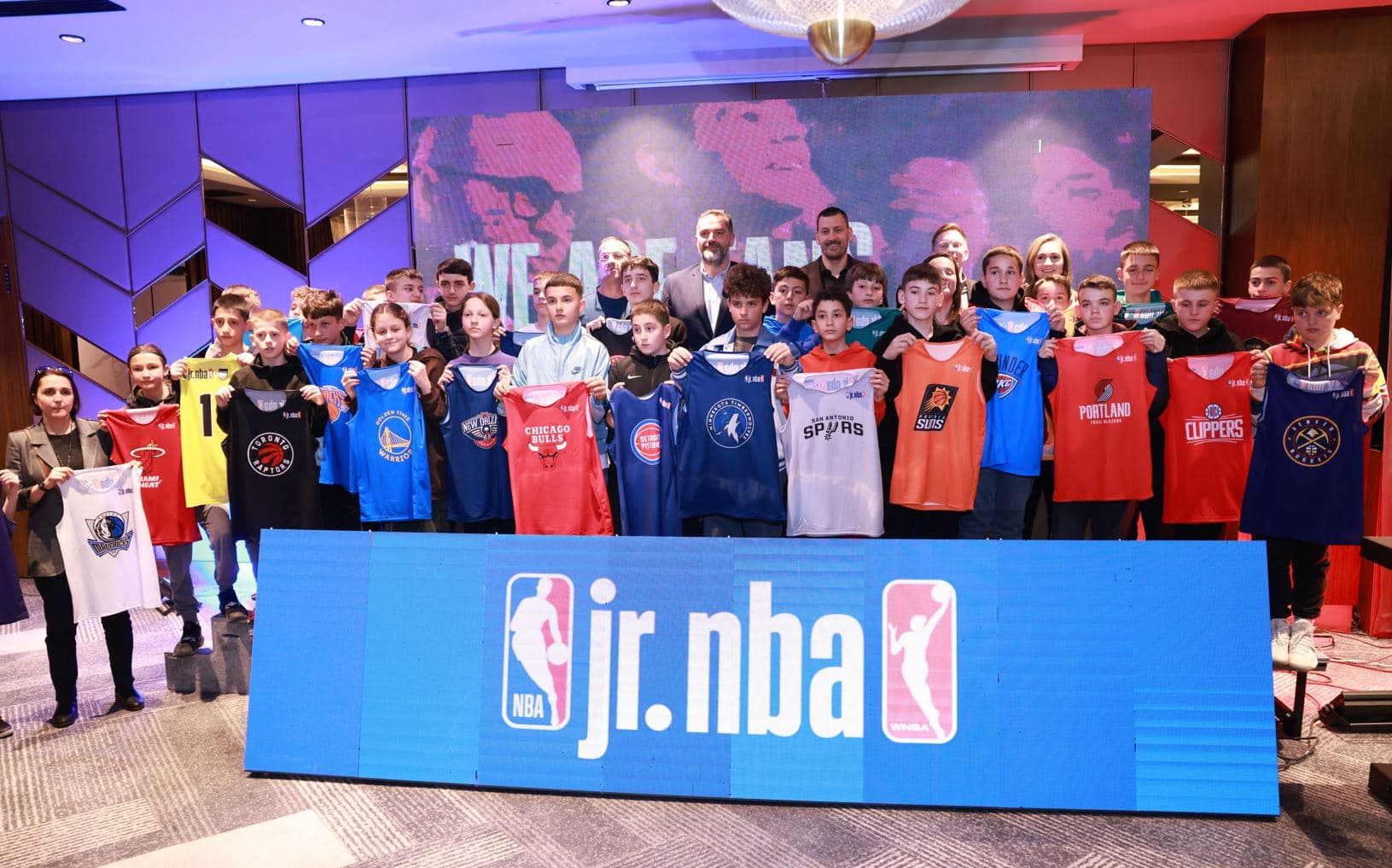 30 shkolla fillore garojnë në turneun NBA Jr