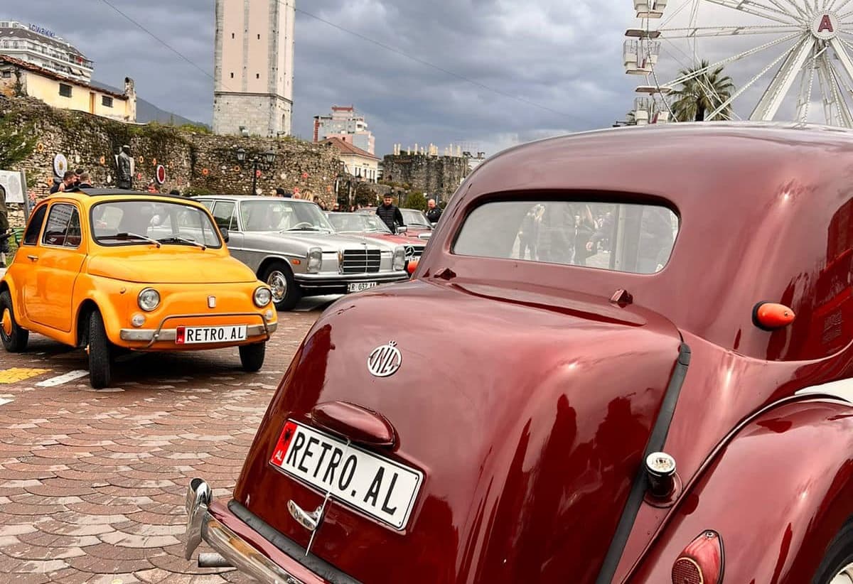 Elbasani feston ardhjen e pranverës, ekspozon dhjetëra vetura të vjetra (FOTO)