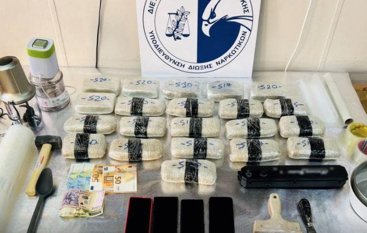 Kapen me 10 kilogramë drogë në taksi, arrestohen dy vëllezër shqiptarë në Greqi