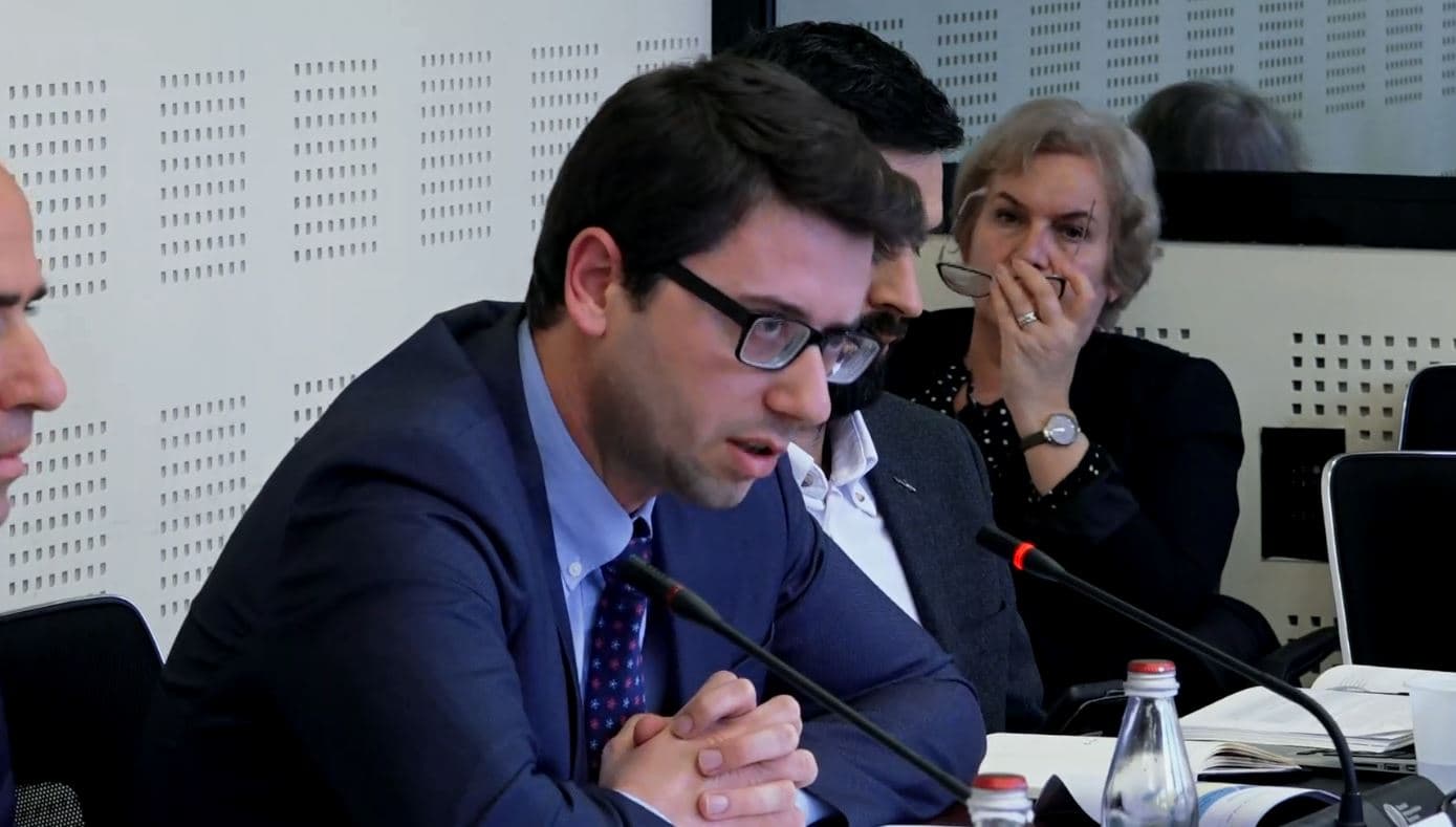 “Mos folni aty ku nuk merrni vesh”, “Nuk të respektoj fare”, përplasen Murati e Hoti në Komisionin për Buxhet