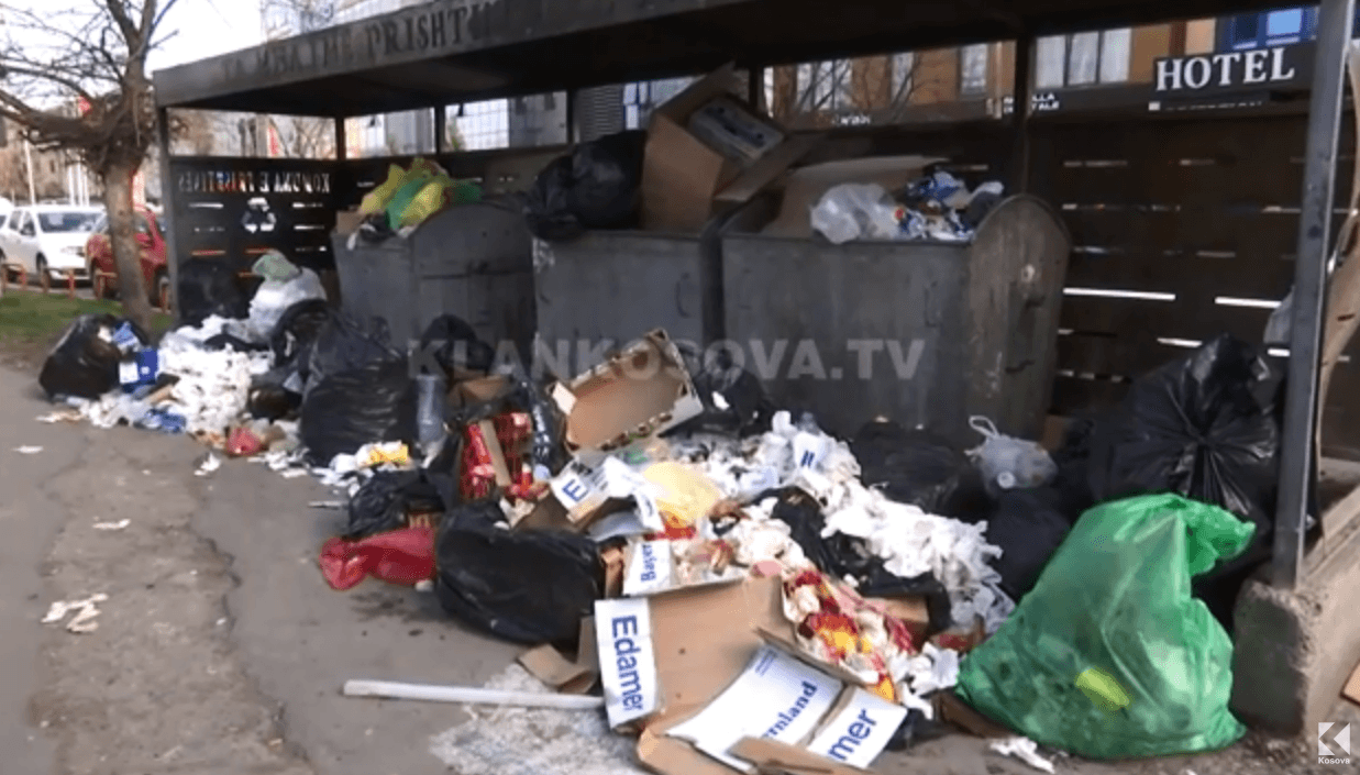 Protesta e "Pastrimit", Ferizaji heq plehërat e Prishtinës (VIDEO)