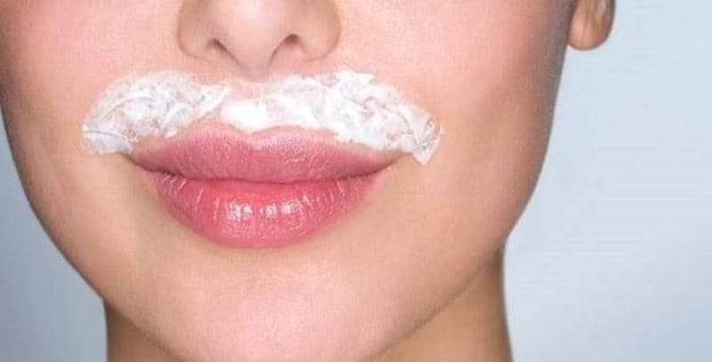 Dermatologët tregojnë se a duhet t'i heqin gratë qimet e fytyrës