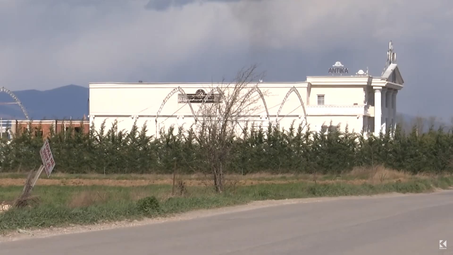 Vidhen 25 mijë euro në një sallë dasmash (VIDEO)