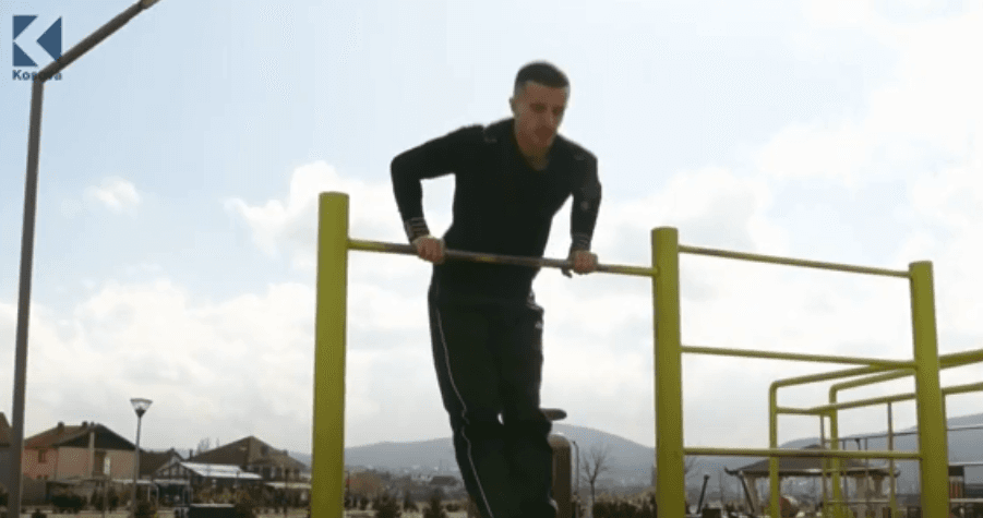 Naim Durmishi, një ndër të paktët që praktikon sportin e "Calisthenics" (VIDEO)