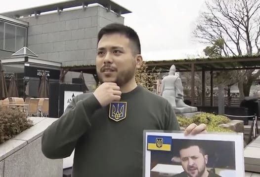 Studenti japonez shkon në diplomim i veshur si Zelensky