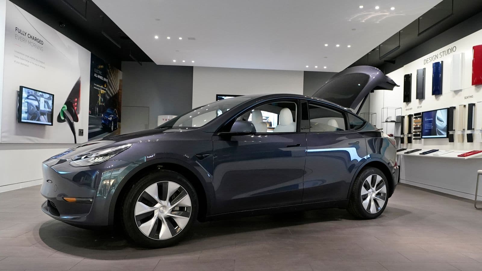 Tesla hetohet nga rregullatori amerikan mbi timonët që mund të bien