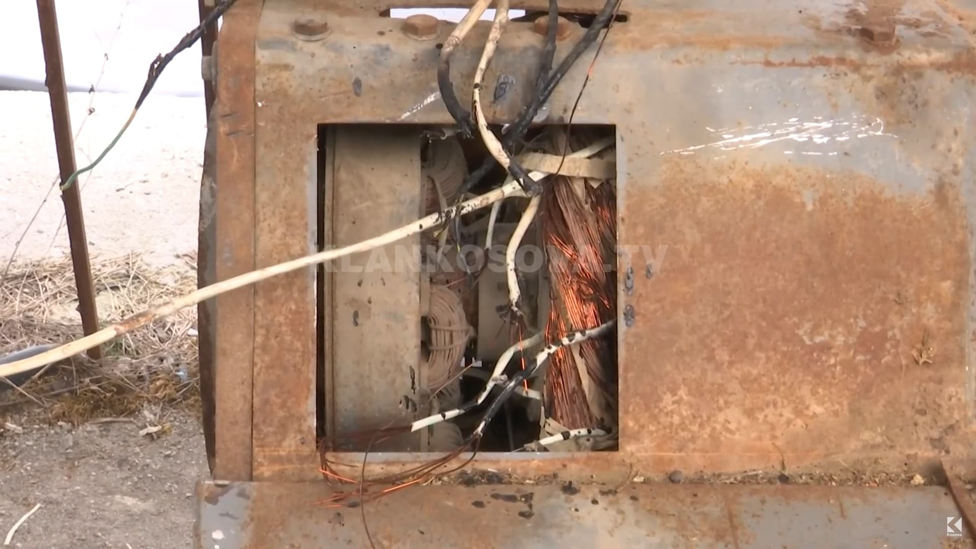 Hajnat “elektricistë”, ndalin rrymën për të vjedhë kabllot e pompën (VIDEO)