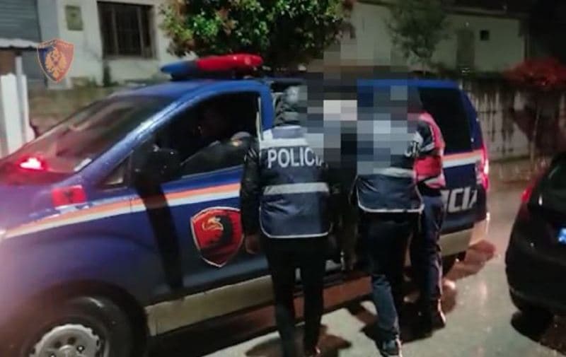 Rrahu bashkëshorten, arrestohet 50-vjeçari në Fier