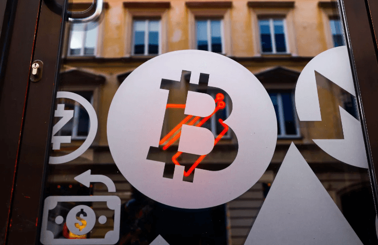 Bitcoin arrin në 30,000 dollarë