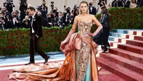 Blake Lively s'do të marrë pjesë në Met Gala, pasi u bë nënë për herë të katërt