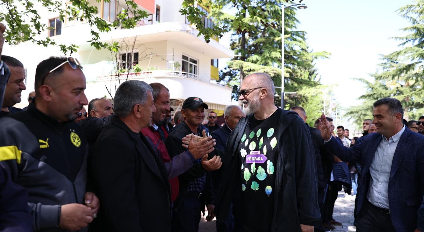 Rama e nis ditën duke shpërndarë fotografi nga tubimet e djeshme për zgjedhjet e 14 majit