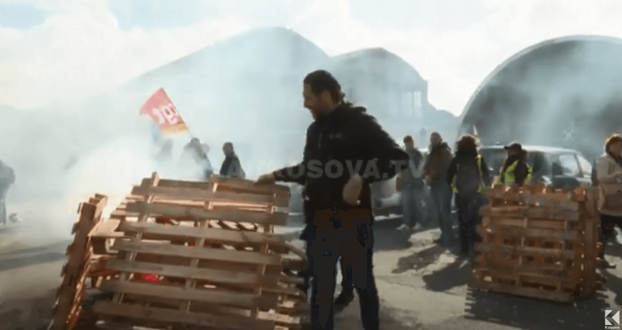 Protestat e pensionistëve, rrugët nëpër Francë me zjarr e tym (VIDEO)