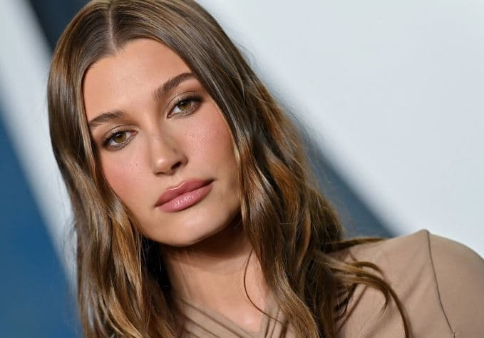 Hailey Bieber flet për përballjen me "kohë të vështira" në vitin 2023