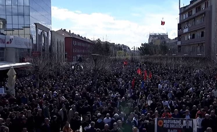 Mijëra qytetarë e nisin Marshin për Drejtësinë dhe UÇK-në (VIDEO)