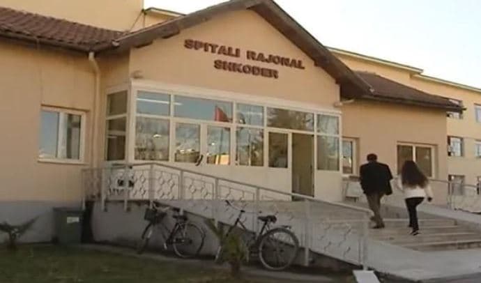 Zjarr në spitalin e Shkodrës, ndërhyjnë zjarrfikësit