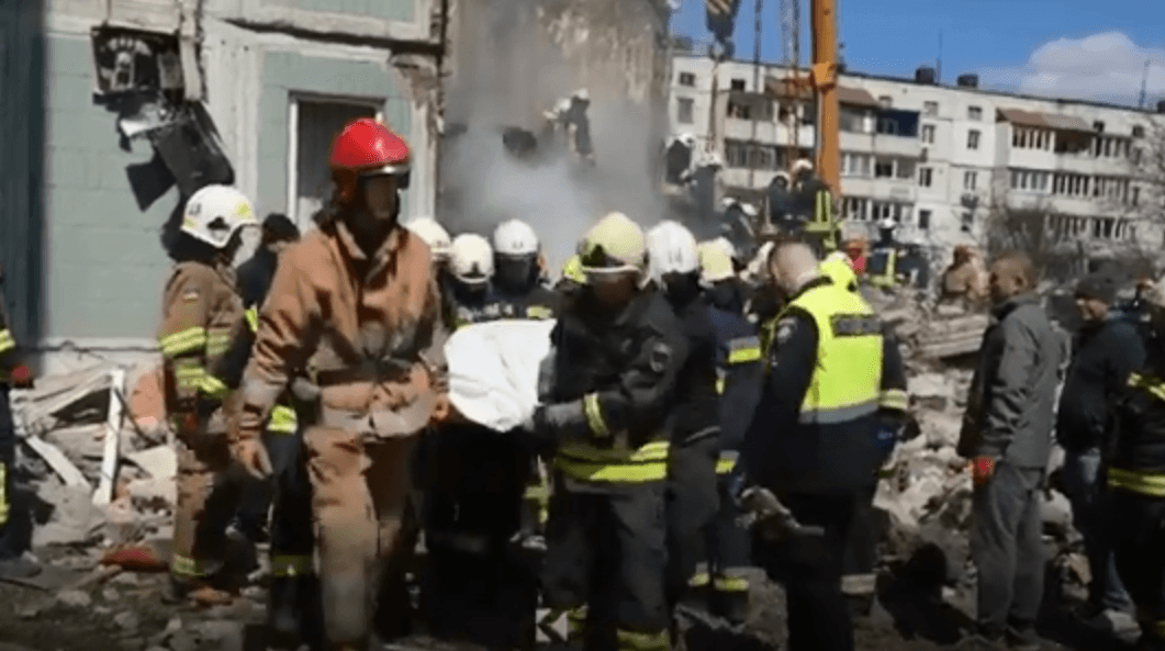 Mbi 20 të vdekur pas sulmeve me raketa në Kiev (VIDEO)
