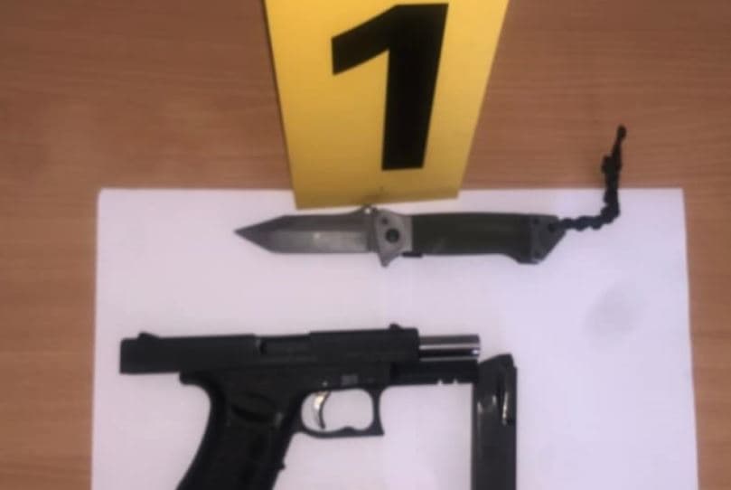 Dy persona shoqërohen në polici, sekuestrohen dy armë zjarri dhe një thikë