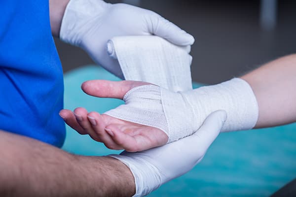 Kanos një femër në Skenderaj, pëson lëndime nga ajo
