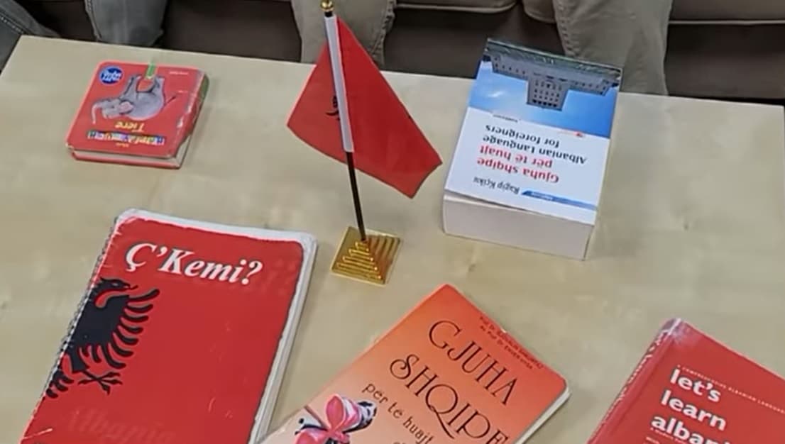 Si po e mësojnë gjuhën shqipe të ardhurit nga Afrika e Jugut deri në Australi?
