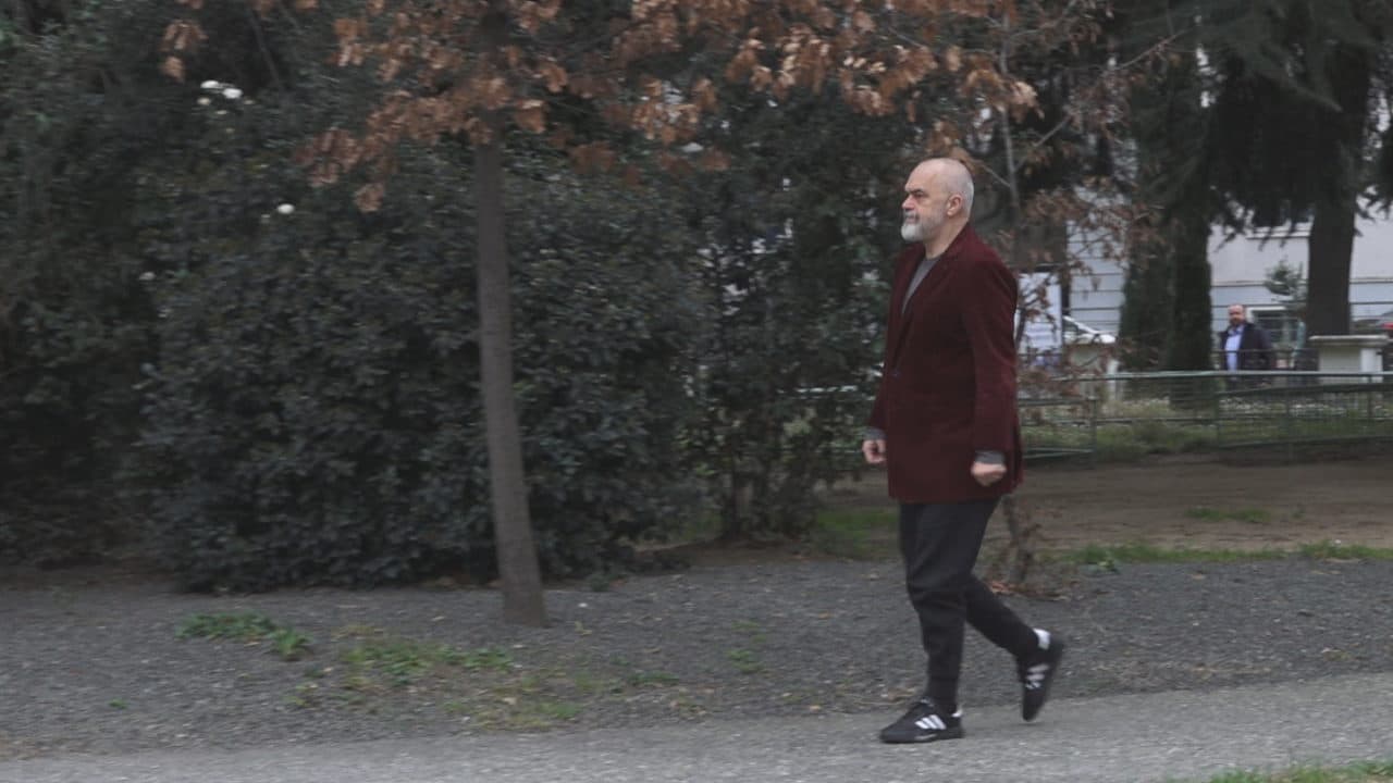 "Kurrë më pas, vetëm përpara", Edi Rama çel fushatën me mbjellje pemësh