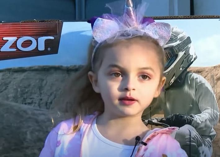 Pesëvjeçarja porosit 10 biçikleta dhe 10 palë çizme me telefonin e nënës