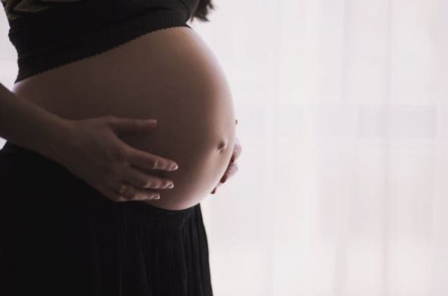Ilaçet për HIV gjatë shtatzënisë lidhen me rrezik më të lartë për vonesa në zhvillimin e fëmijës