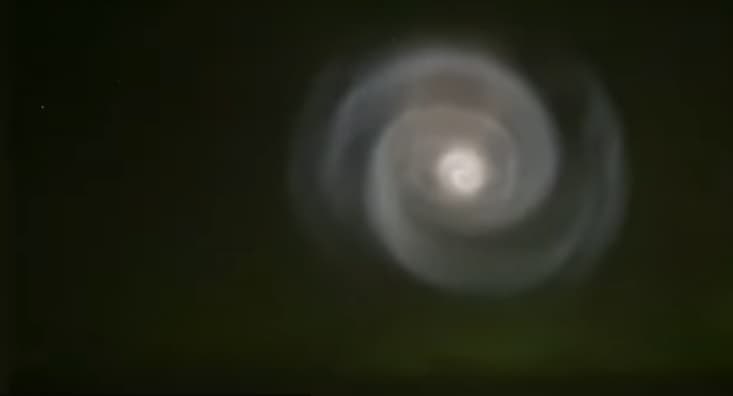Spiralja misterioze në qiellin e Alaskës dyshohet se ishte karburanti i raketës SpaceX (VIDEO)