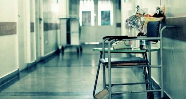 Vdes nga sulmi kardiak derisa ishte duke shkuar për të marrë ndihmë mjekësore