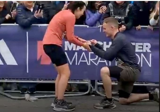 Vrapuesit e maratonës fejohen në vijën e finishit (VIDEO)