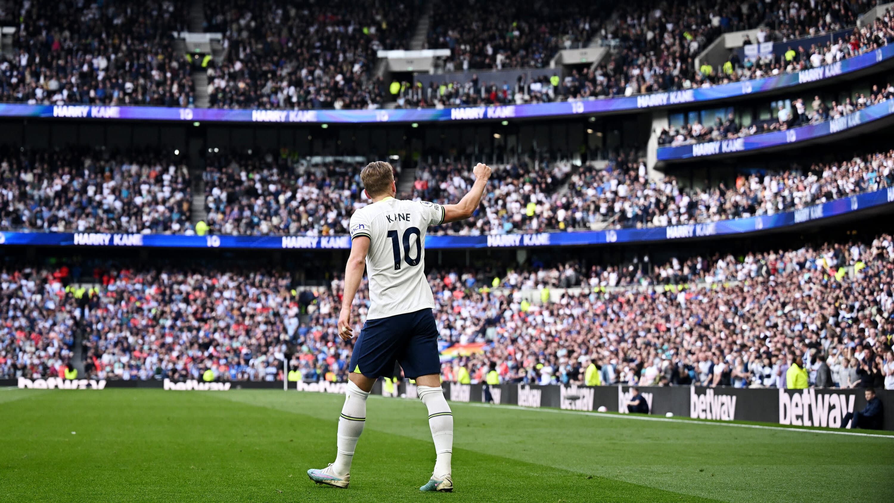 Kane bëhet golashënuesi i dytë më i mirë në histori të Premier Leagues
