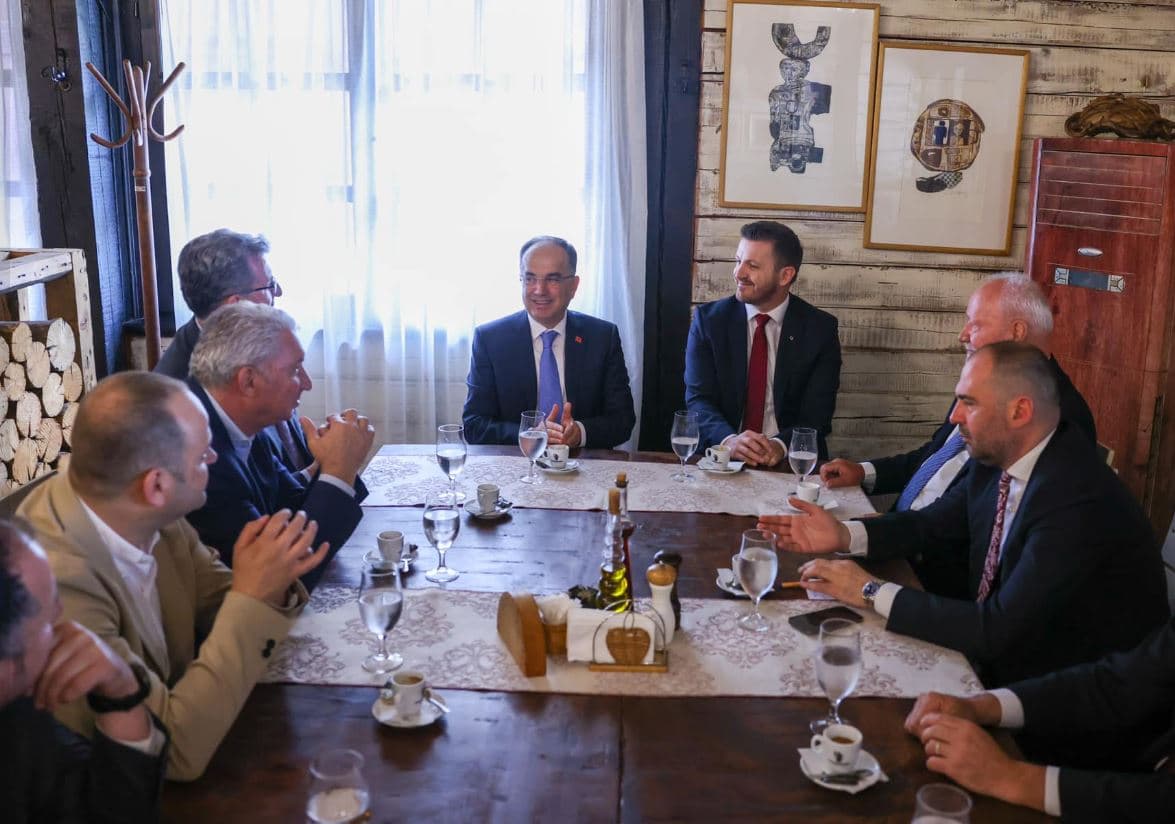 Begaj ndalet për kafe në Tuz, para mbërritjes në Podgoricë në inaugurimin e Milatoviqit