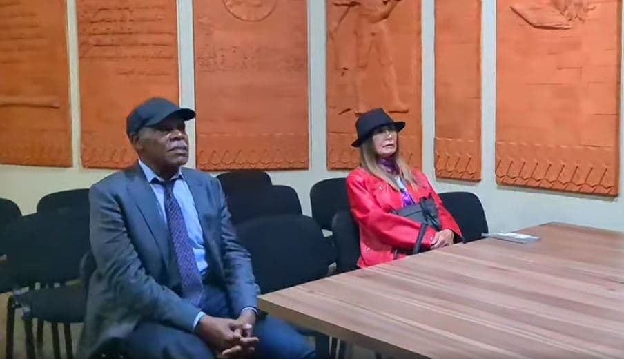 Danny Glover viziton muzeun "Skëndërbeu në Krujë"