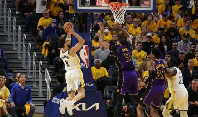 Clay Thomspon shënon 30 pikë, Warriors barazon serinë me Lakers (VIDEO)