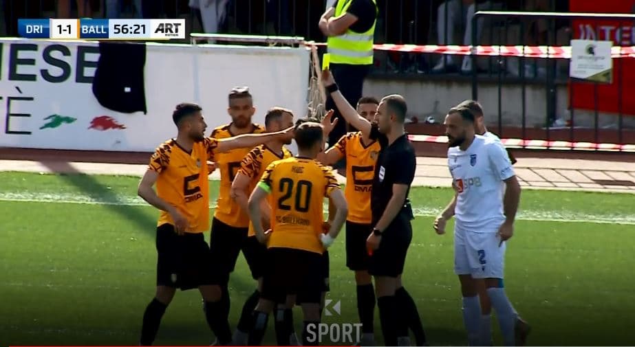 Kartoni i parë i verdh në ndeshje, ndëshkohet Dellova (VIDEO)