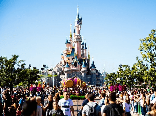 Vogëlushi vdiq gjatë udhëtimit të ëndërrave në Disneyland, ishte infektuar me COVID