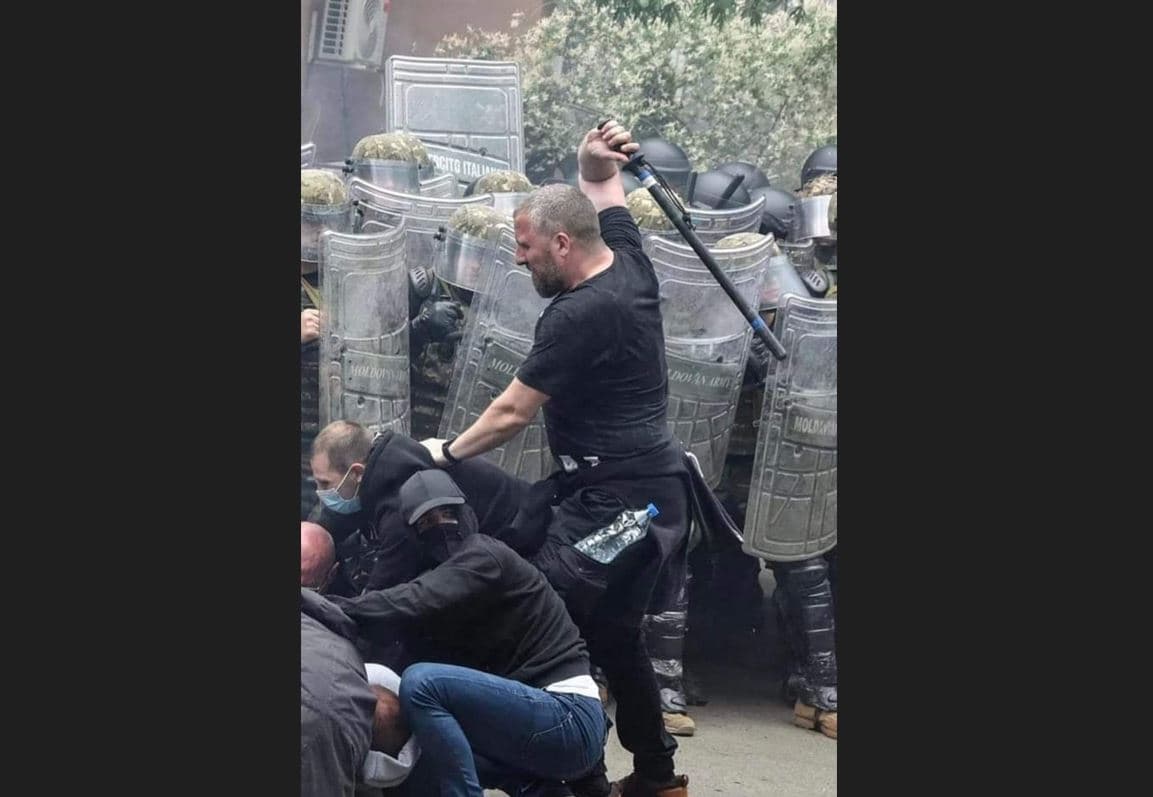 Kush është huligani që u pa duke sulmuar KFOR-in në Zveçan? (VIDEO)