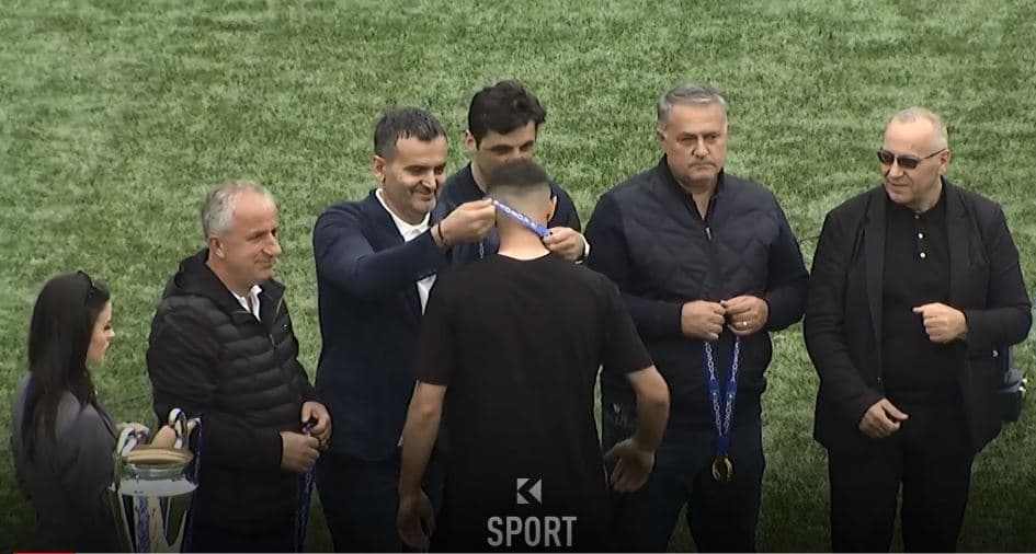 Kryetari i Suharekës dhe ai i FFK-së i ndajnë medaljet (VIDEO)