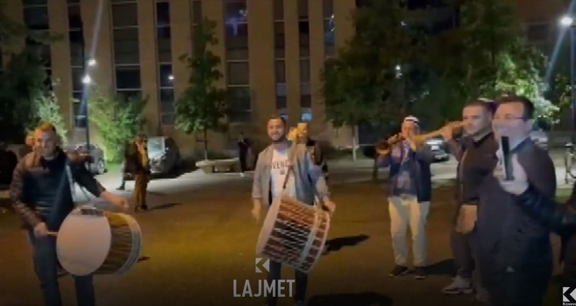 Me surle e tupanë në Kamëz festohet fitorja e PS-së (VIDEO)