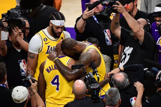 Lakers dhe Heat i afrohen kualifikimit (VIDEO)