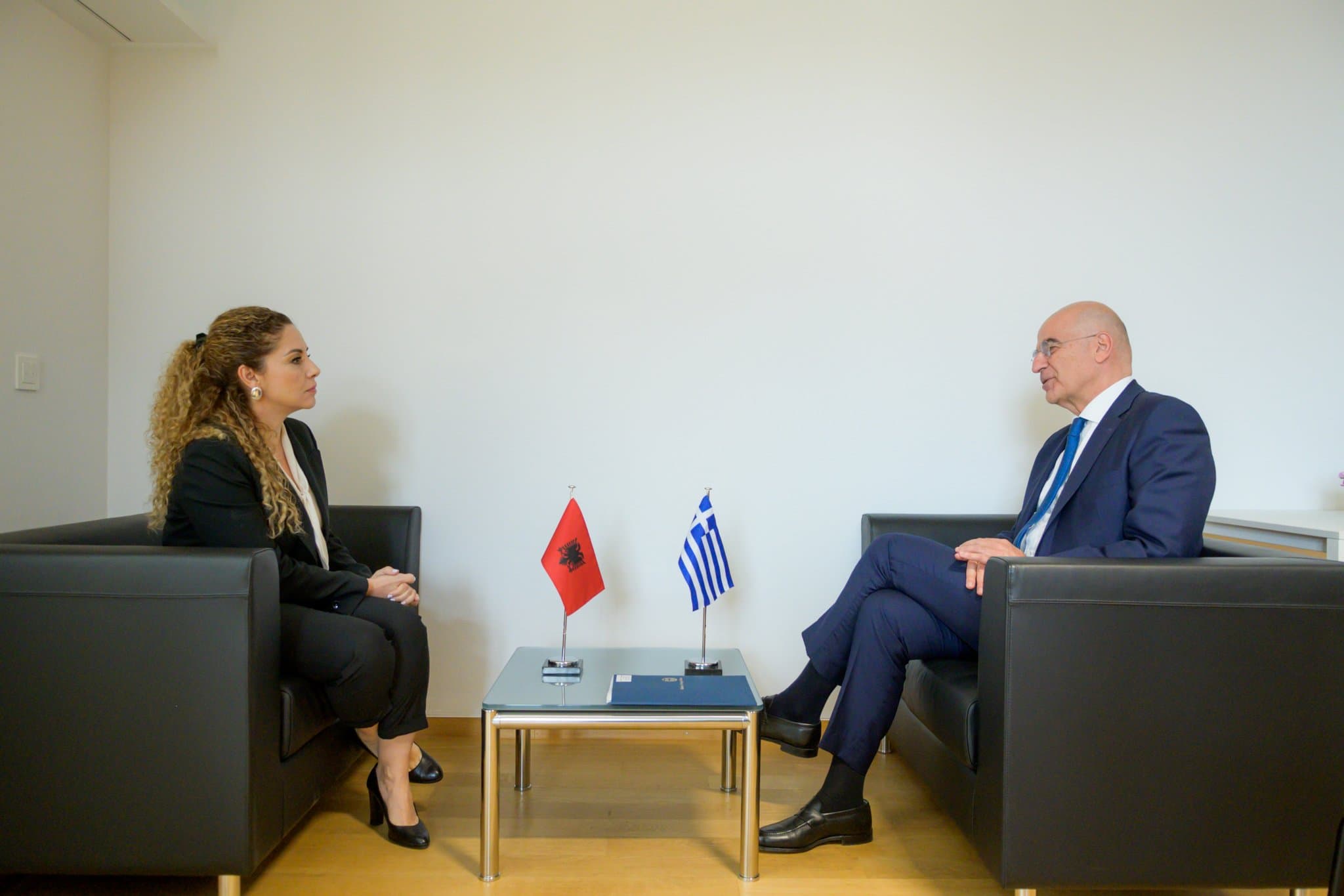 Dendias diskuton me Xhaçkën në Bruksel për arrestimin e Fredi Belerit
