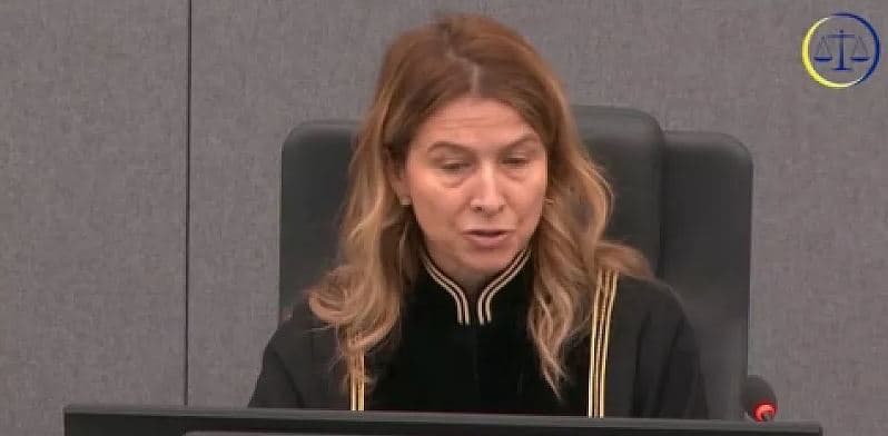 Rasti i Pjetër Shalës, gjykatësja e qortoi dëshmitarin: Po jep përgjigje të ndryshme nga pyetjet që po të bëhen (VIDEO)