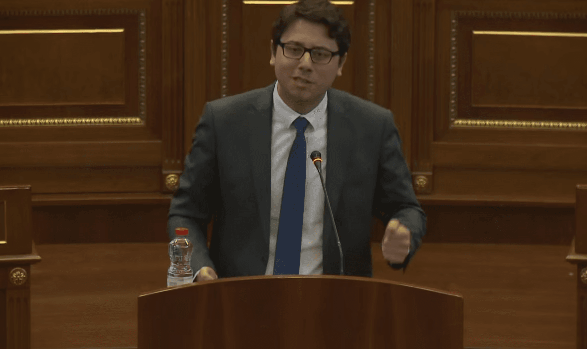 “Jo, bëje ti – jo, bëje ti”, pushteti dhe opozita kushtëzojnë njëra-tjetrën për mjetet vetanake të komunave