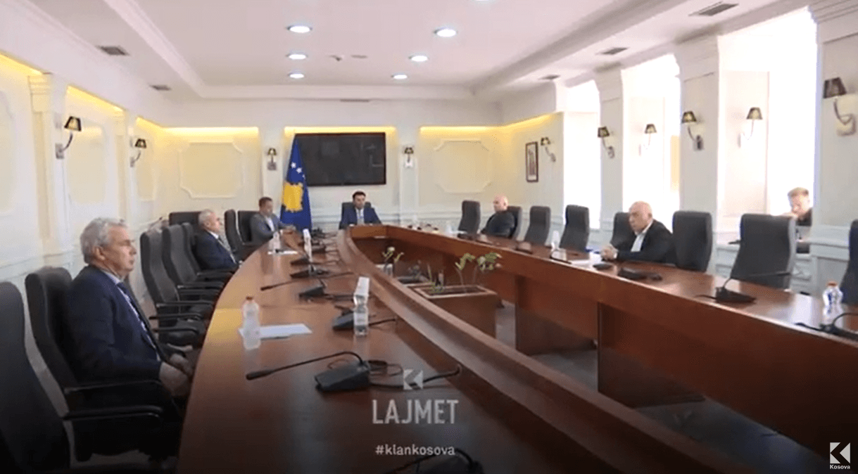 Pesë kandidatët për gjyqtar në Kushtetuese testohen me shkrim - testi, 3 pyetje e 1 ese (VIDEO)