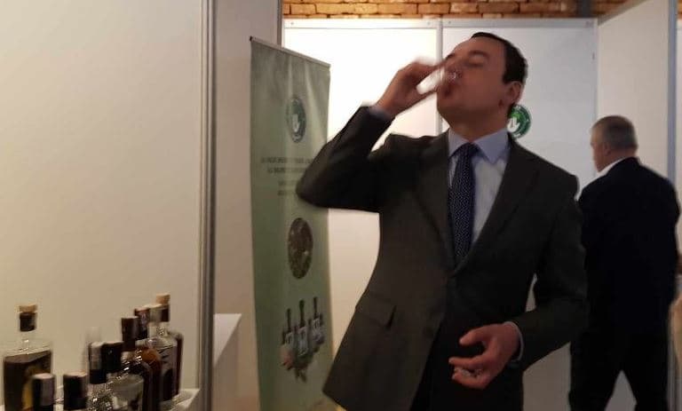 Kurti e “ndreq” me një gotë raki - mbrojtja e afërt i mbetet e pandreqshme (VIDEO)