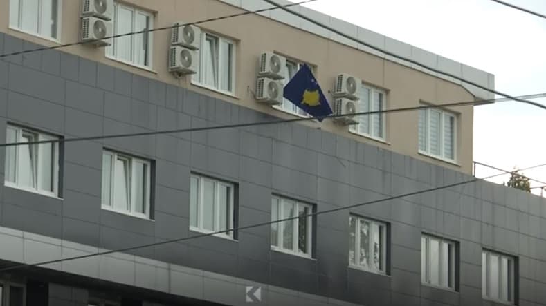Tollovia në Leposaviq: KFOR-i bllok Komunës, serbët ngucin mediat (VIDEO)